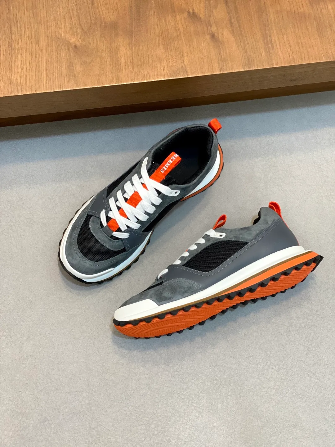 Men's men's shoes 💰700 HERMES/Hermès Leader sneakers! Tech twill, calfskin and suede goatskin sneakers featuring paneled multicolor twill, calfskin and suede. Lightweight geometric sole for a stylish urban look. Product details: White and orange rubber sole Black rubber sole with orange rubber insert Light natural leather insert White rubber toe cap Beige lambskin insole and lining Cotton strap, rubber lettering Sole height: 4cm Size: 39-40-41-42-43-44 (customized at 38.45)